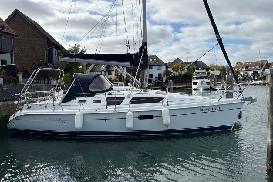 2003 Hunter Legend 326 for sale at BH Boat Sales