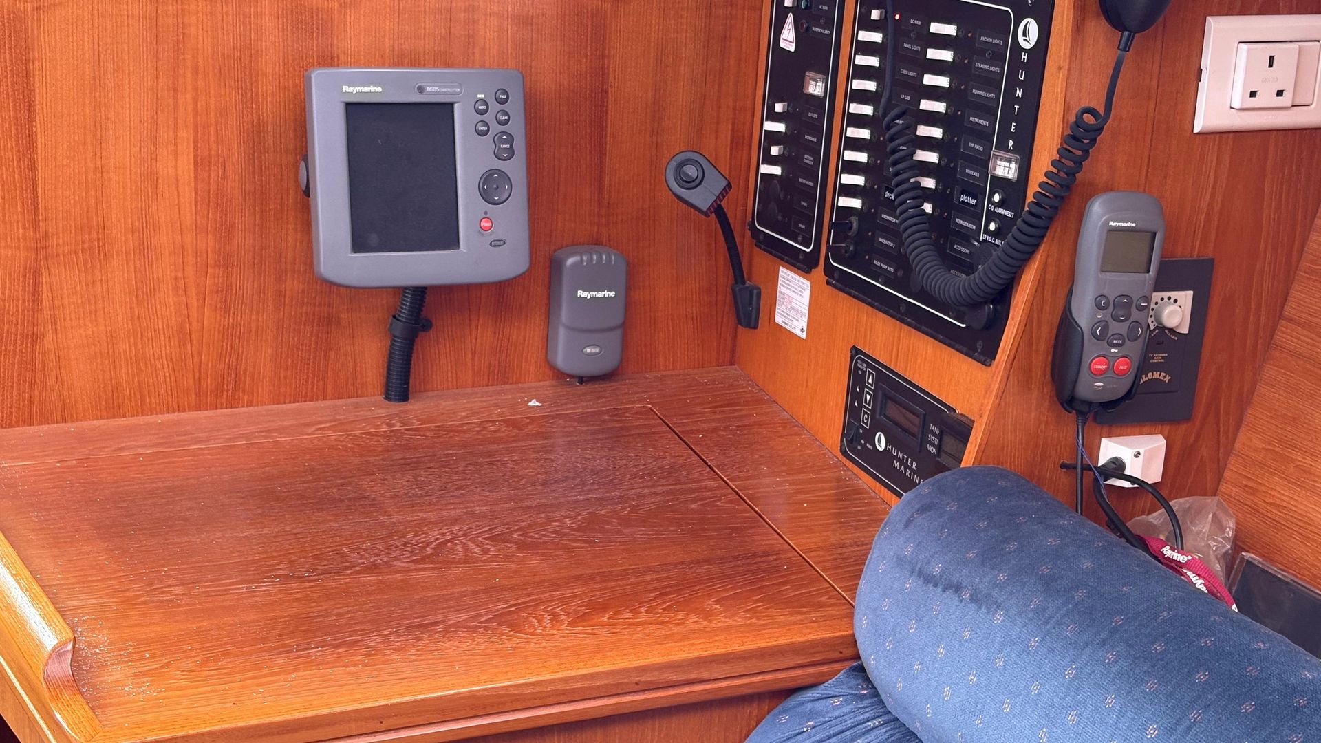 2003 Hunter Legend 326 for sale at BH Boat Sales