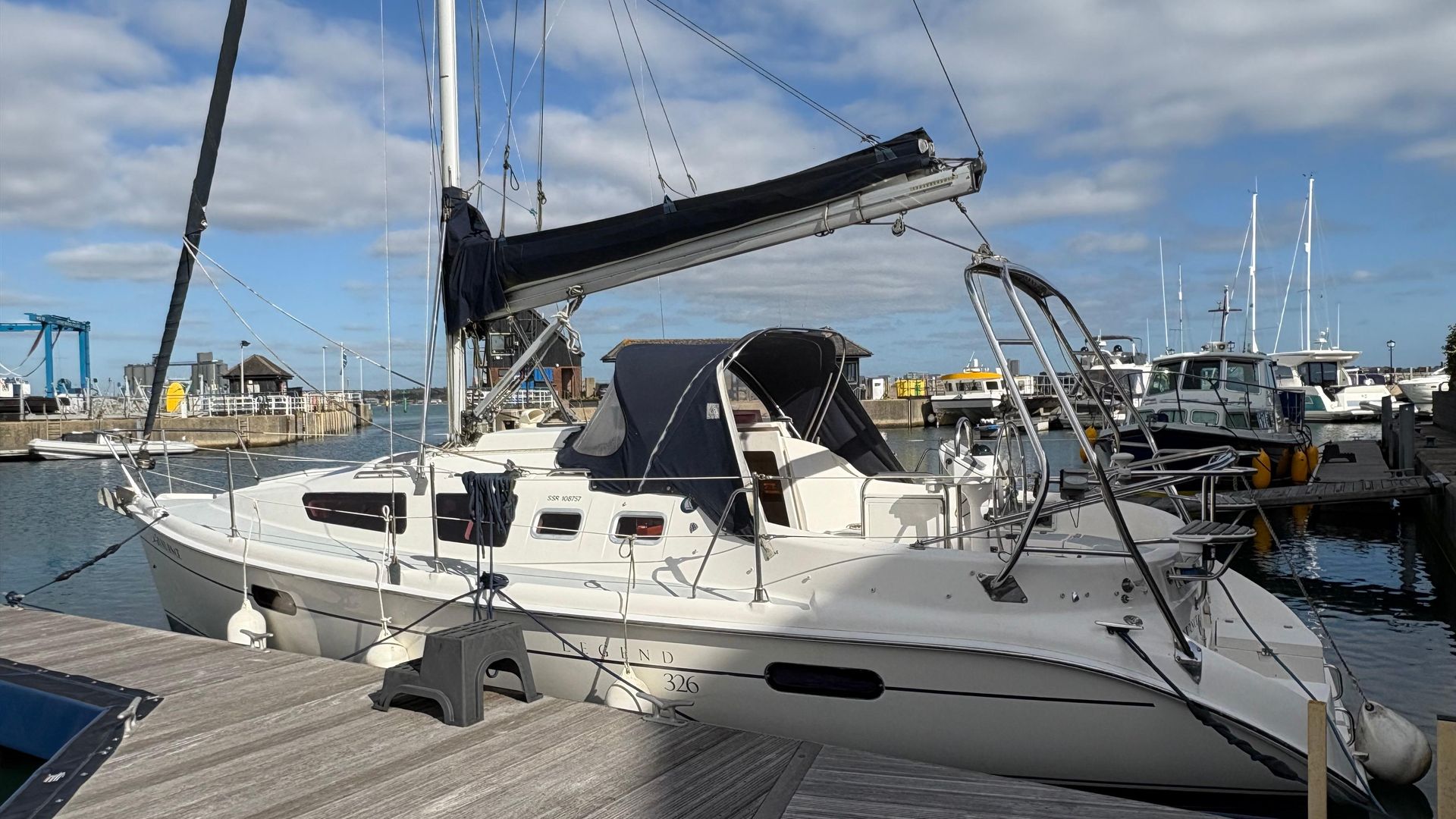 2003 Hunter Legend 326 for sale at BH Boat Sales