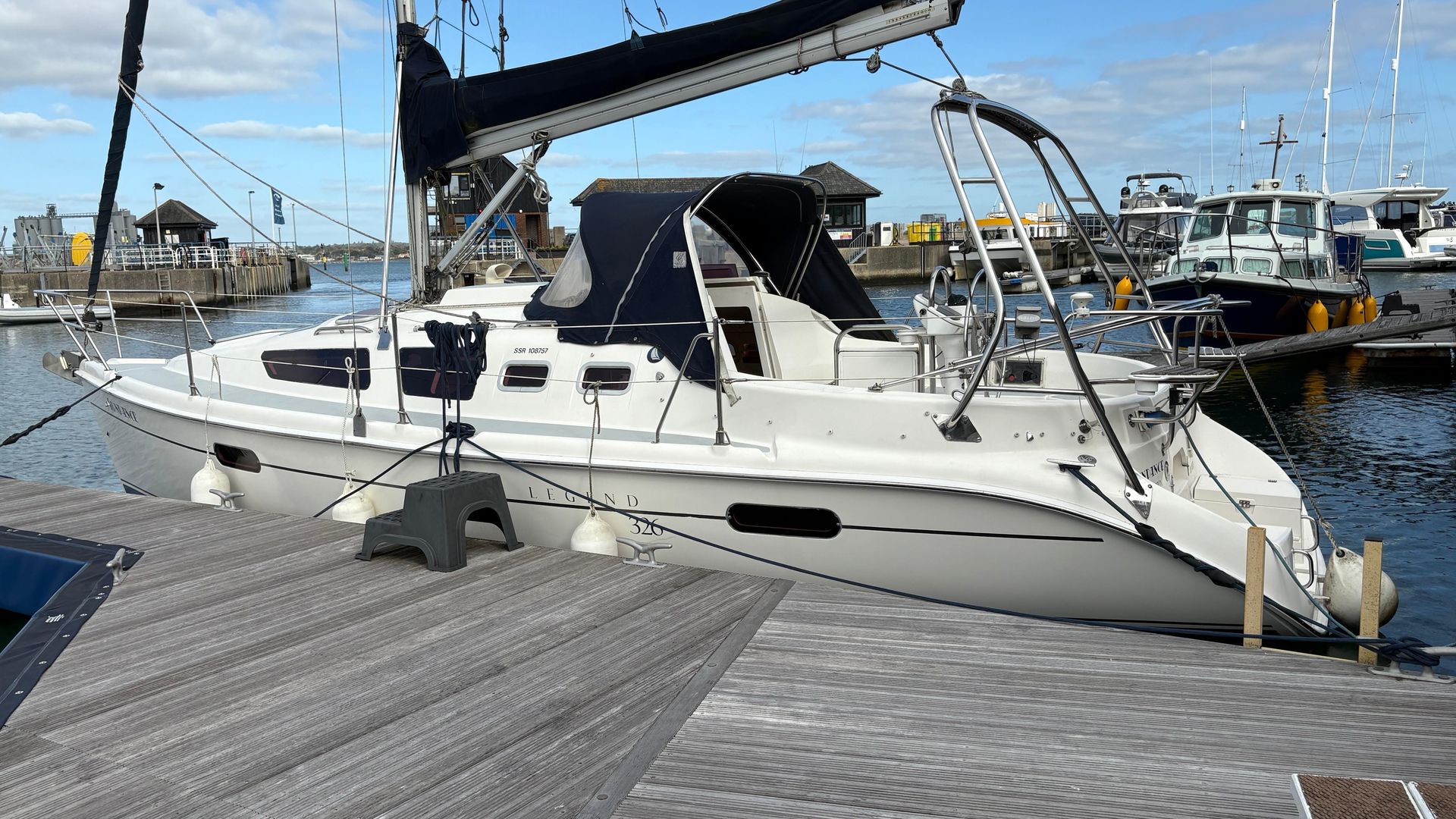 2003 Hunter Legend 326 for sale at BH Boat Sales